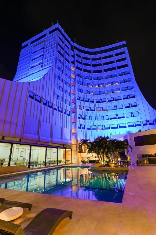Hotel Casino Internacional Cúcuta Eksteriør bilde The hotel at night
